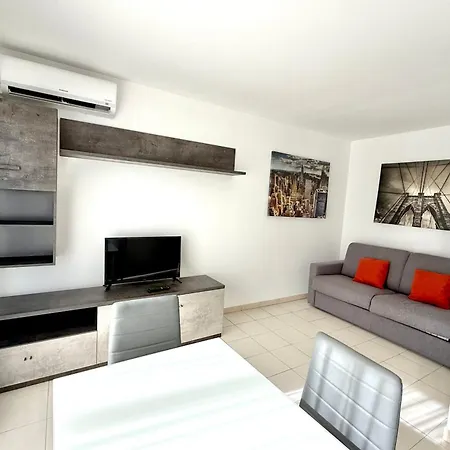 - For 2 People - Parking - Swimming Pool - Air Conditioning